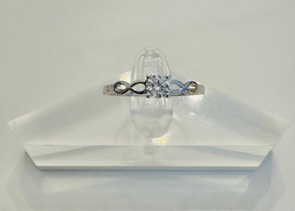 #205 bague infinie avec zircon en or blanc 10k