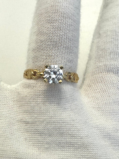 #204 bague entrelacée avec triangle et zircon en or 10k