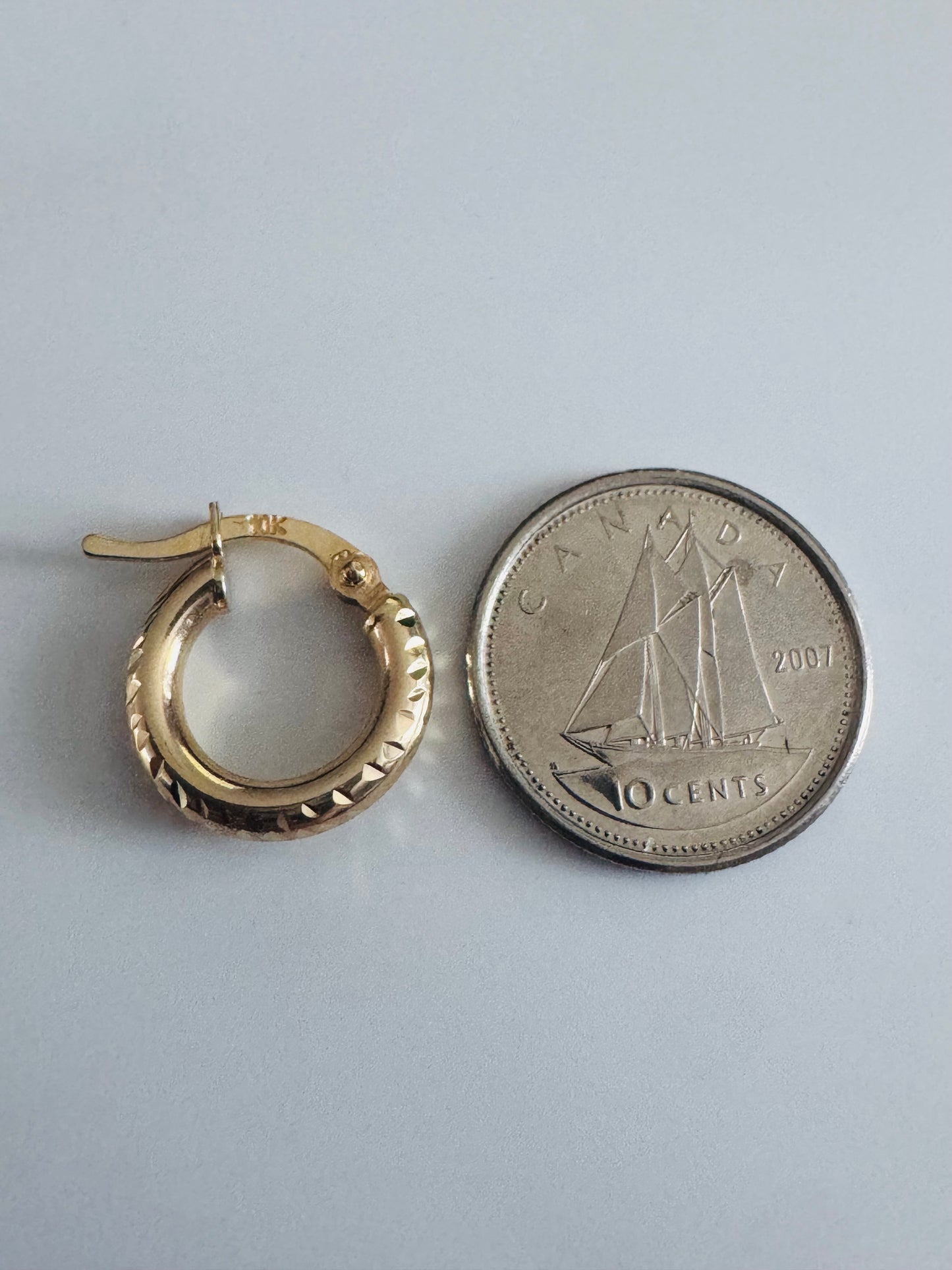 #310 boucles d’oreilles anneaux rondes pour bébé avec gravure en or 10k