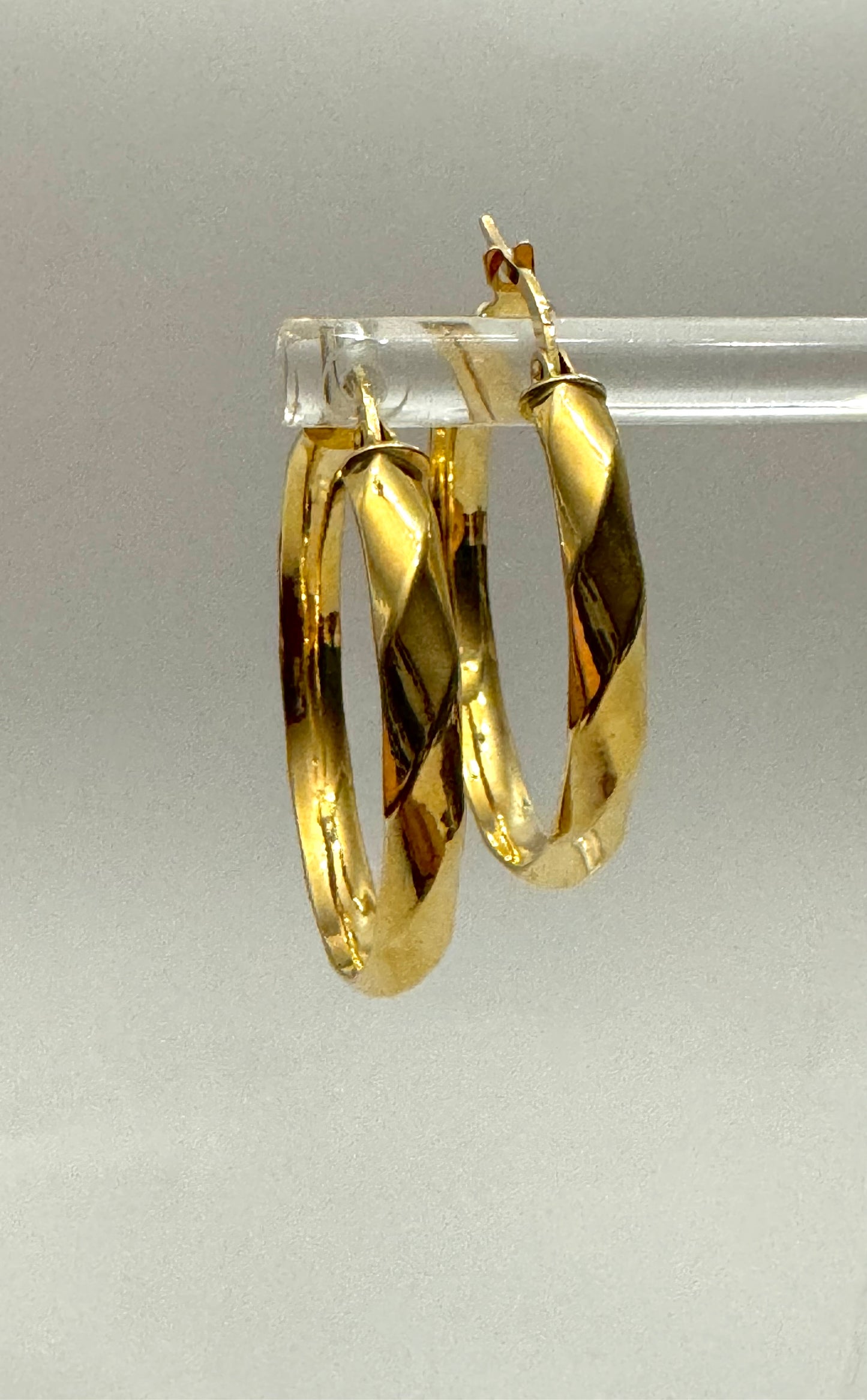 Gold wavy hoop earrings