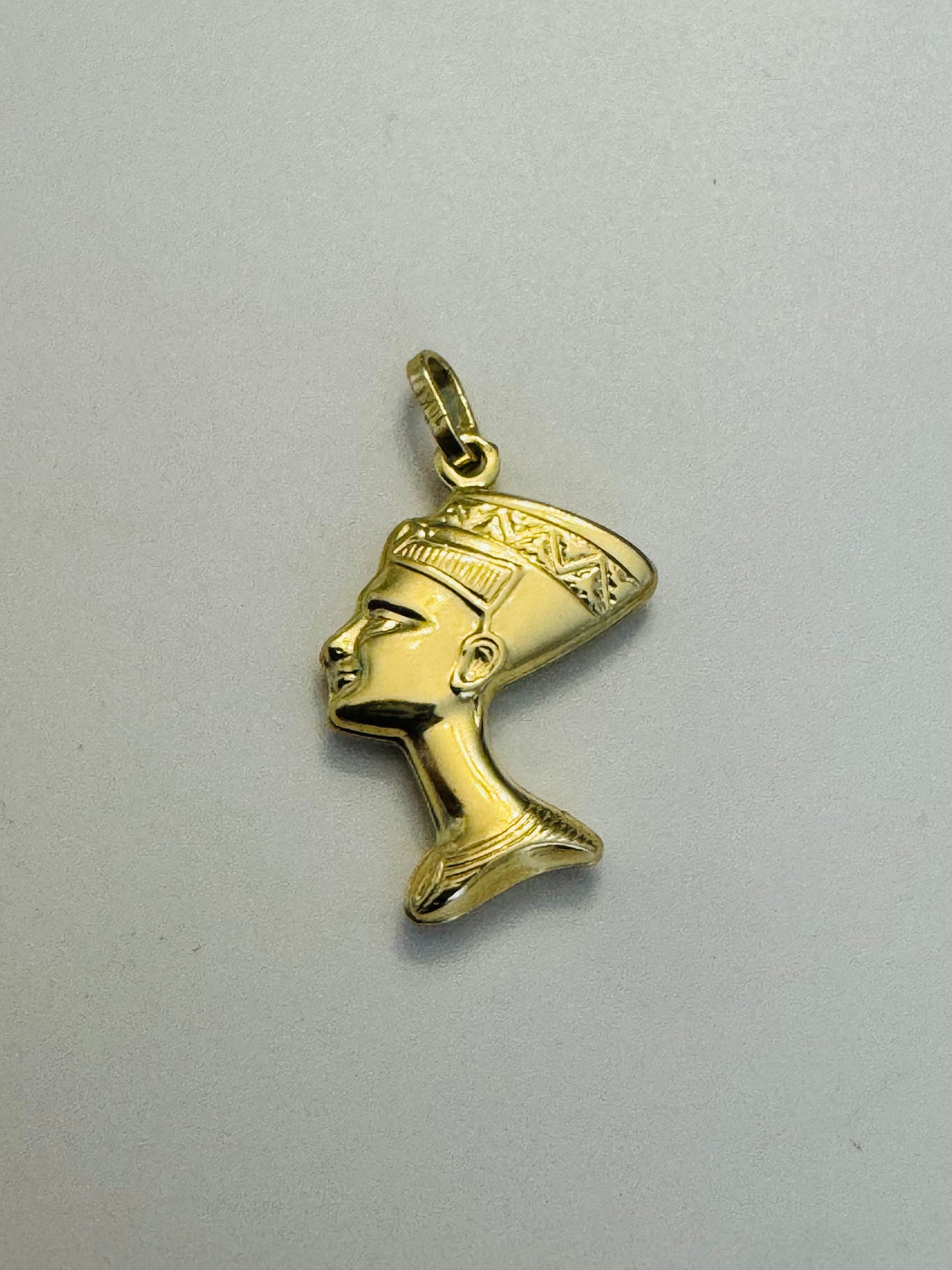 #406 Pendentif petite tête de Néfertiti en or 10k