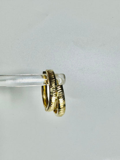 #303 boucles d’oreilles Huggies avec petite gravure en or 10k