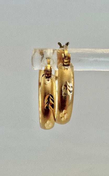 #325 boucles d’oreilles anneaux avec petites gravures en or 10k