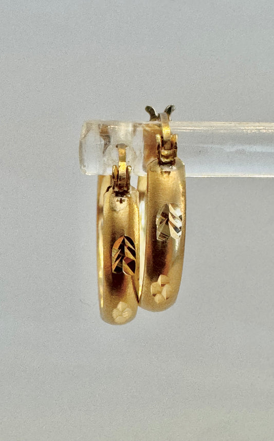 #325 boucles d’oreilles anneaux avec petites gravures en or 10k