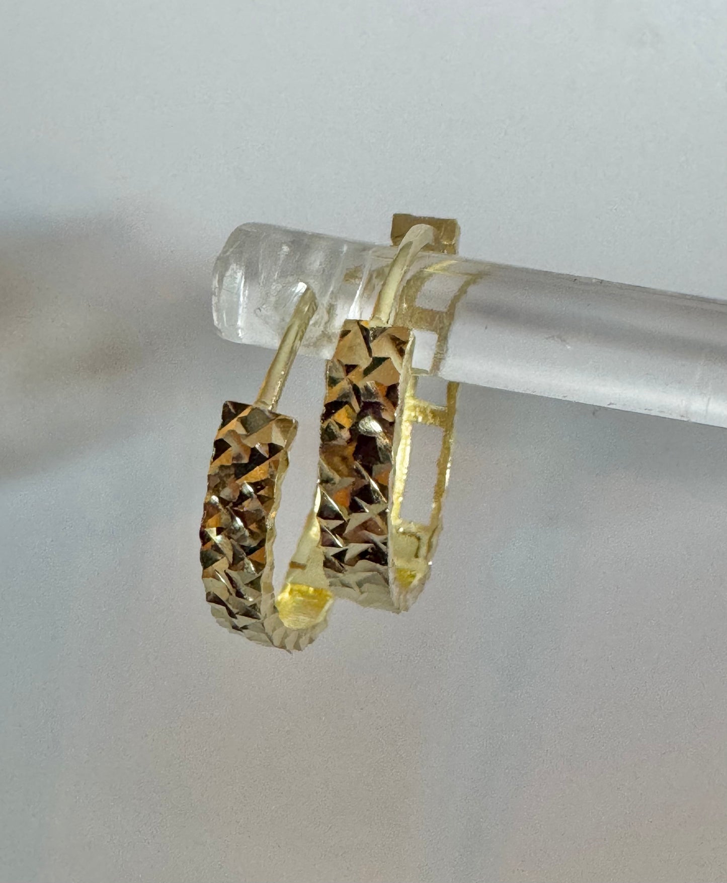 #306 boucles d’oreilles petites anneaux ovales avec gravure en or 10k￼