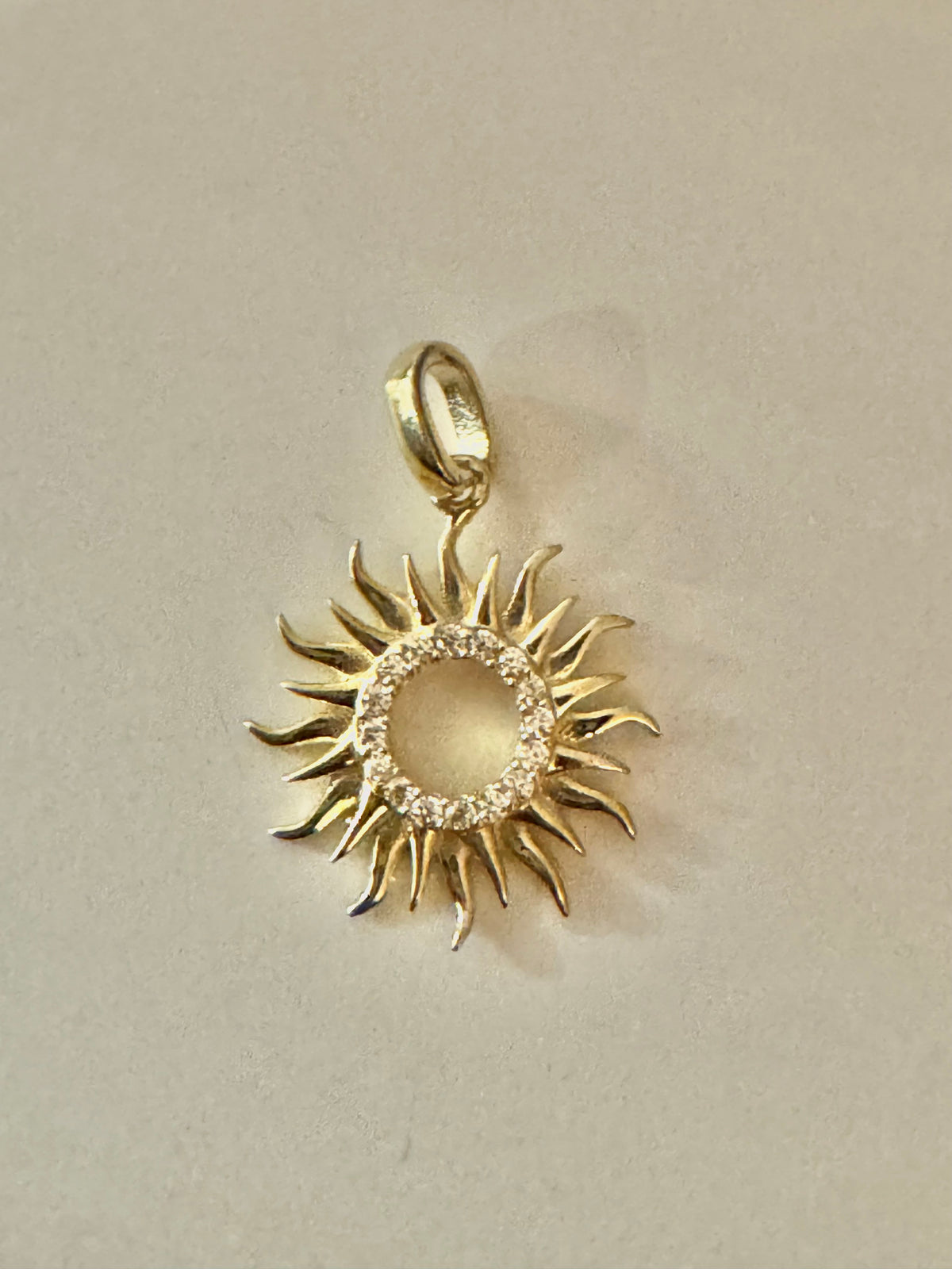 #460 pendentif rayon de soleil rond en zircon en or 10k