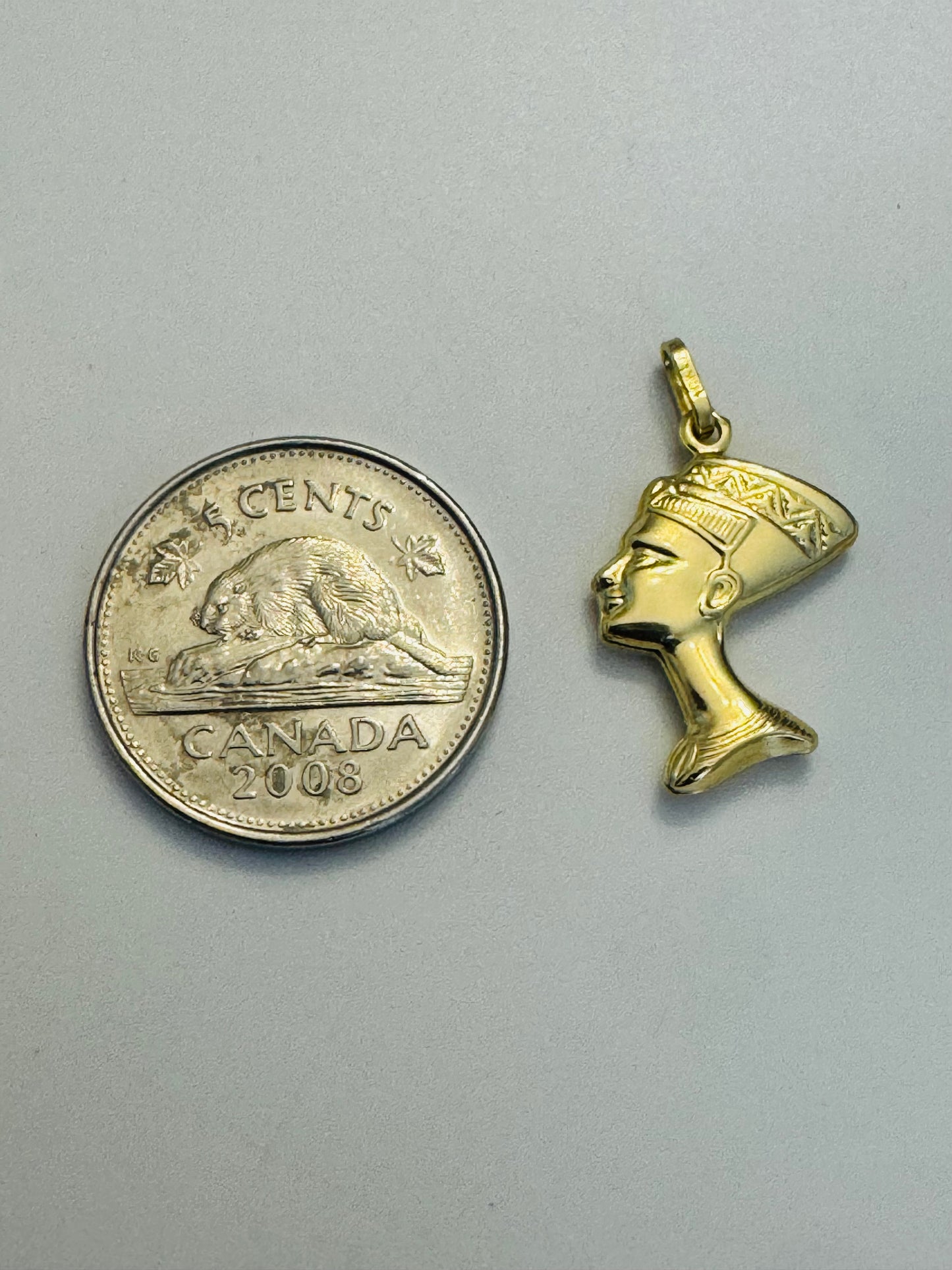 #406 Pendentif petite tête de Néfertiti en or 10k