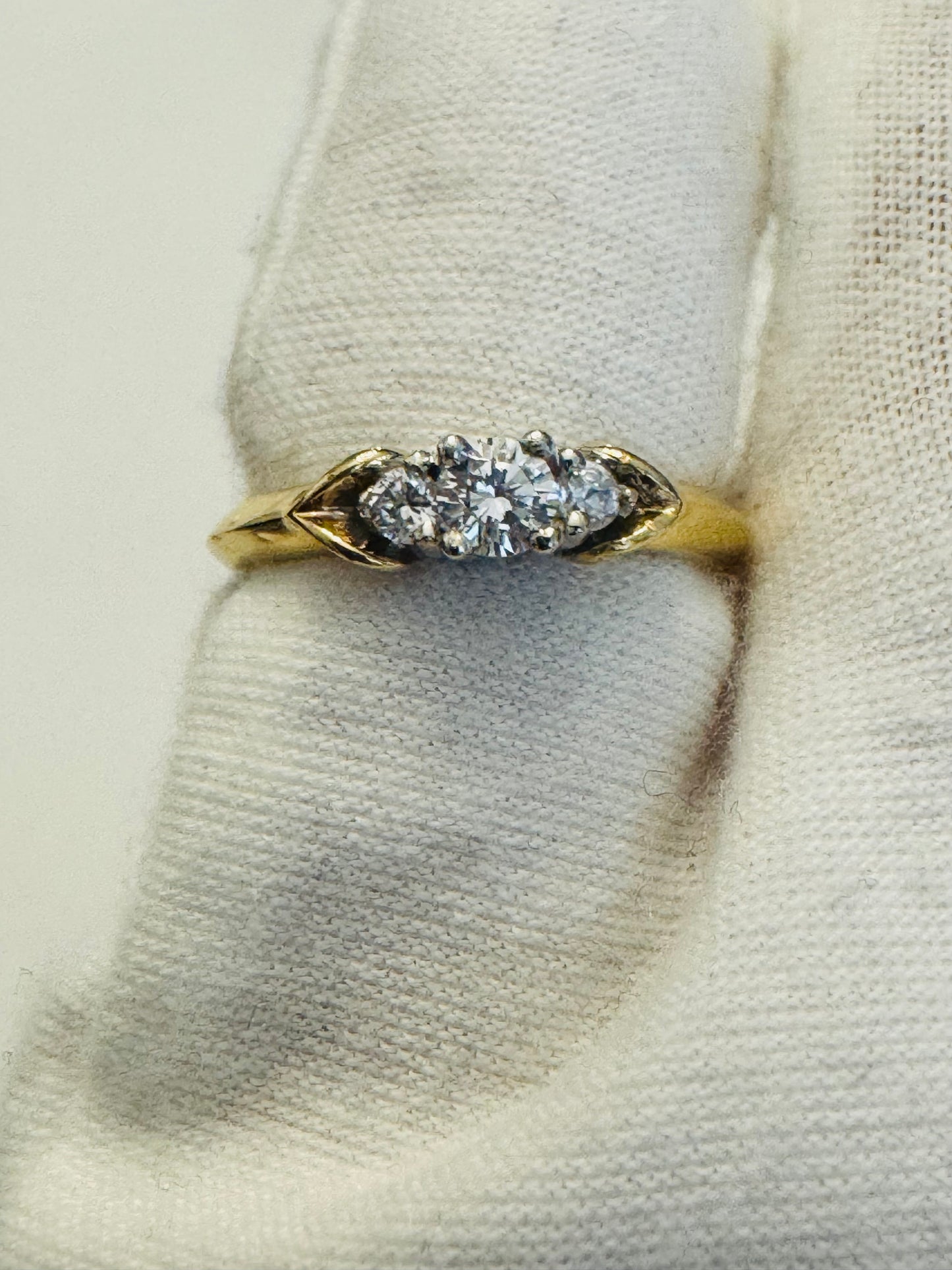 #206 bague trois zircon entourées d’or blanc anneau or jaune en or 10k