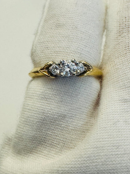 #206 bague trois zircon entourées d’or blanc anneau or jaune en or 10k