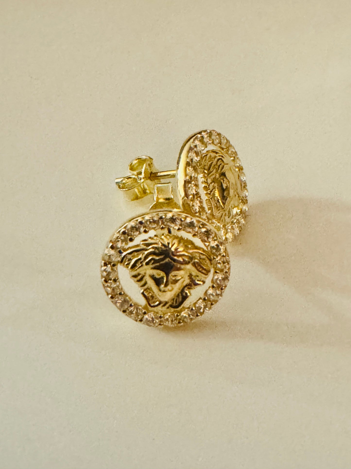 #327 boucles d’oreilles médusa à tige avec zircon en or 10k