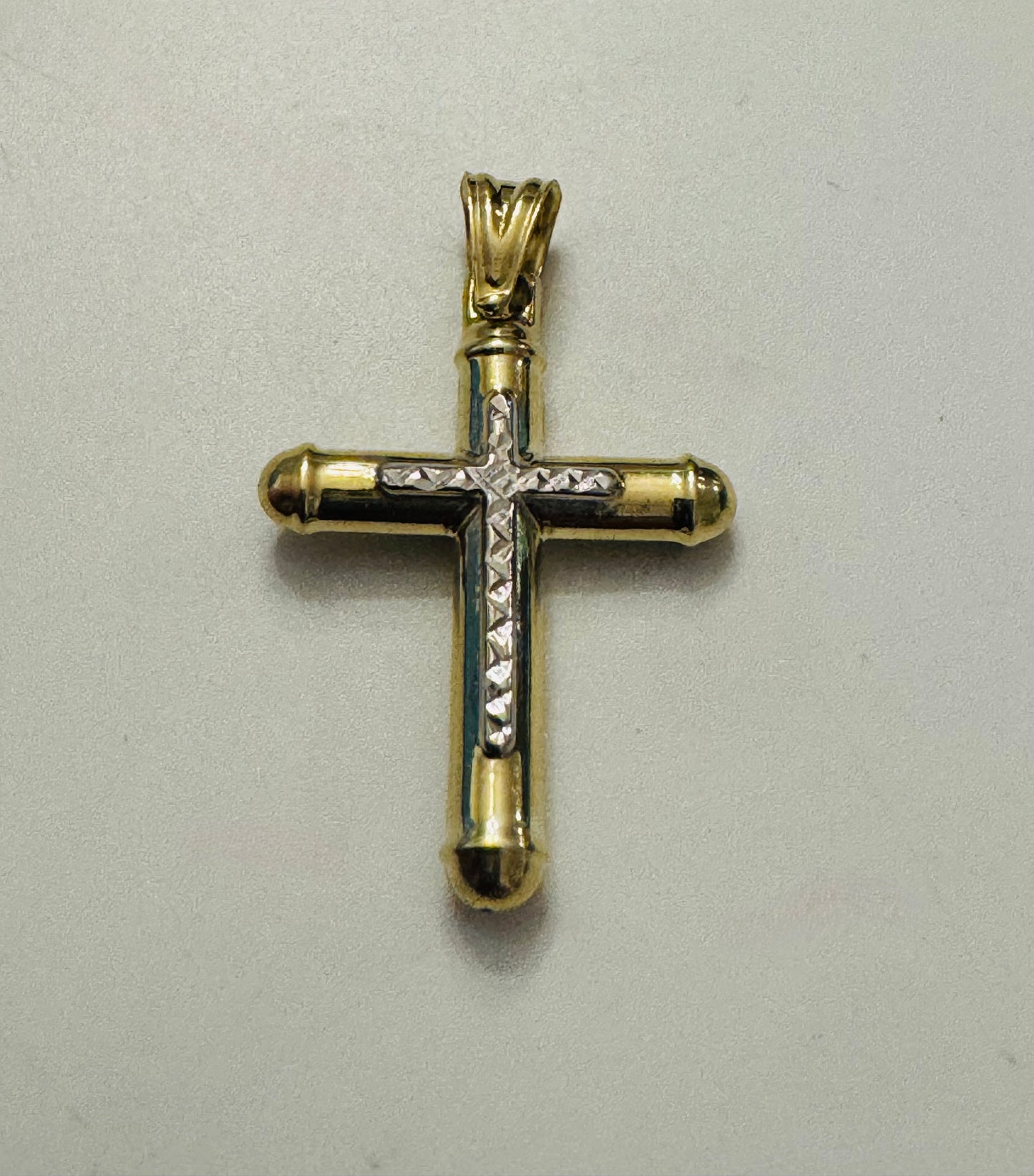#411 pendentif croix arrondie coupe diamantée en or jaune et blanc 10k￼