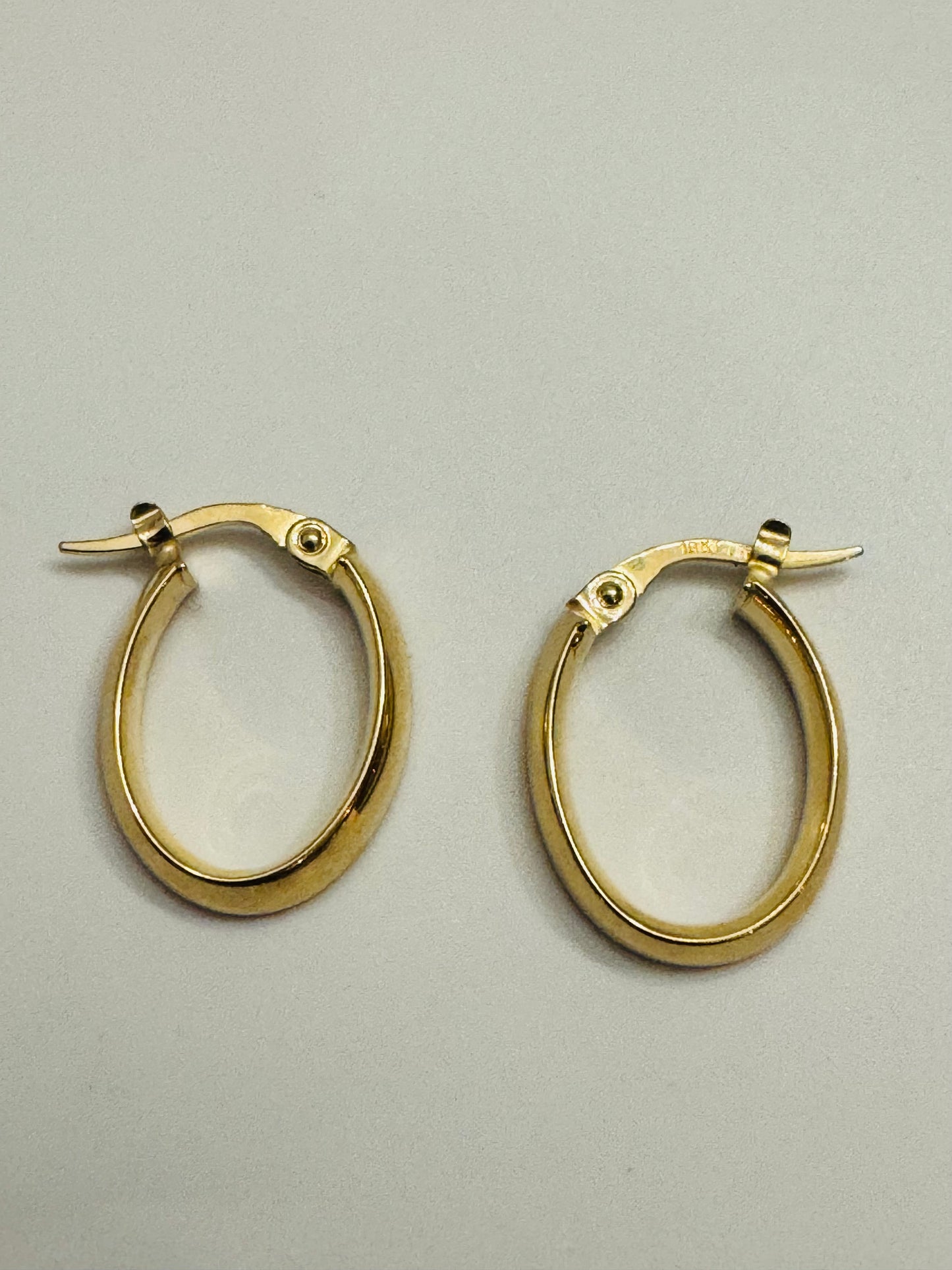 #318 Pendientes de aro ovalados con grabado en oro de 10k