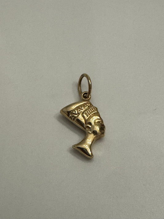 #406 Pendentif petite tête de Néfertiti en or 10k