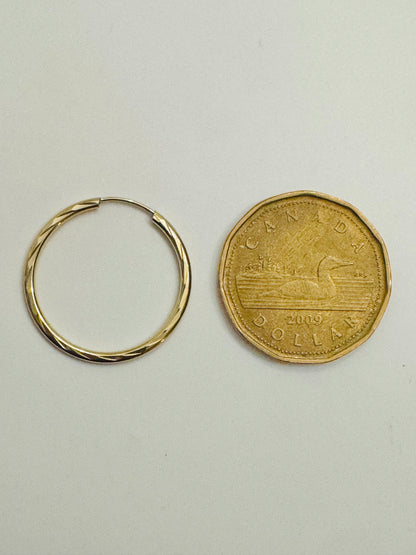 #318 boucles d’oreilles anneaux avec gravure fermoir intégré 1$ en or 10k
