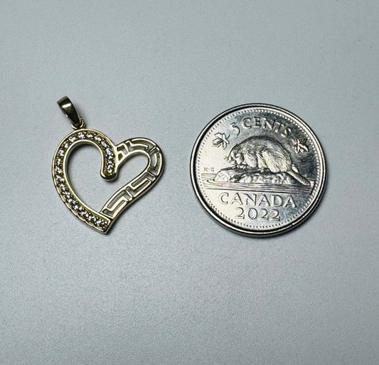 #456 pendentif cœur un côté en zircon l’autre médusa en or 10K