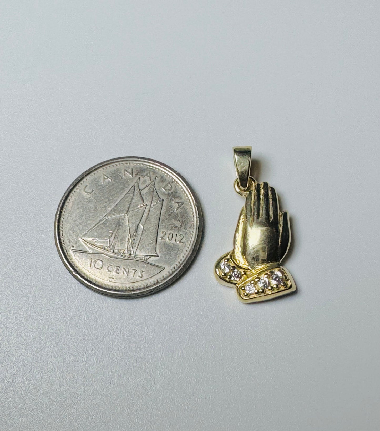 #467 pendentif main en prière avec zircon en or 10k