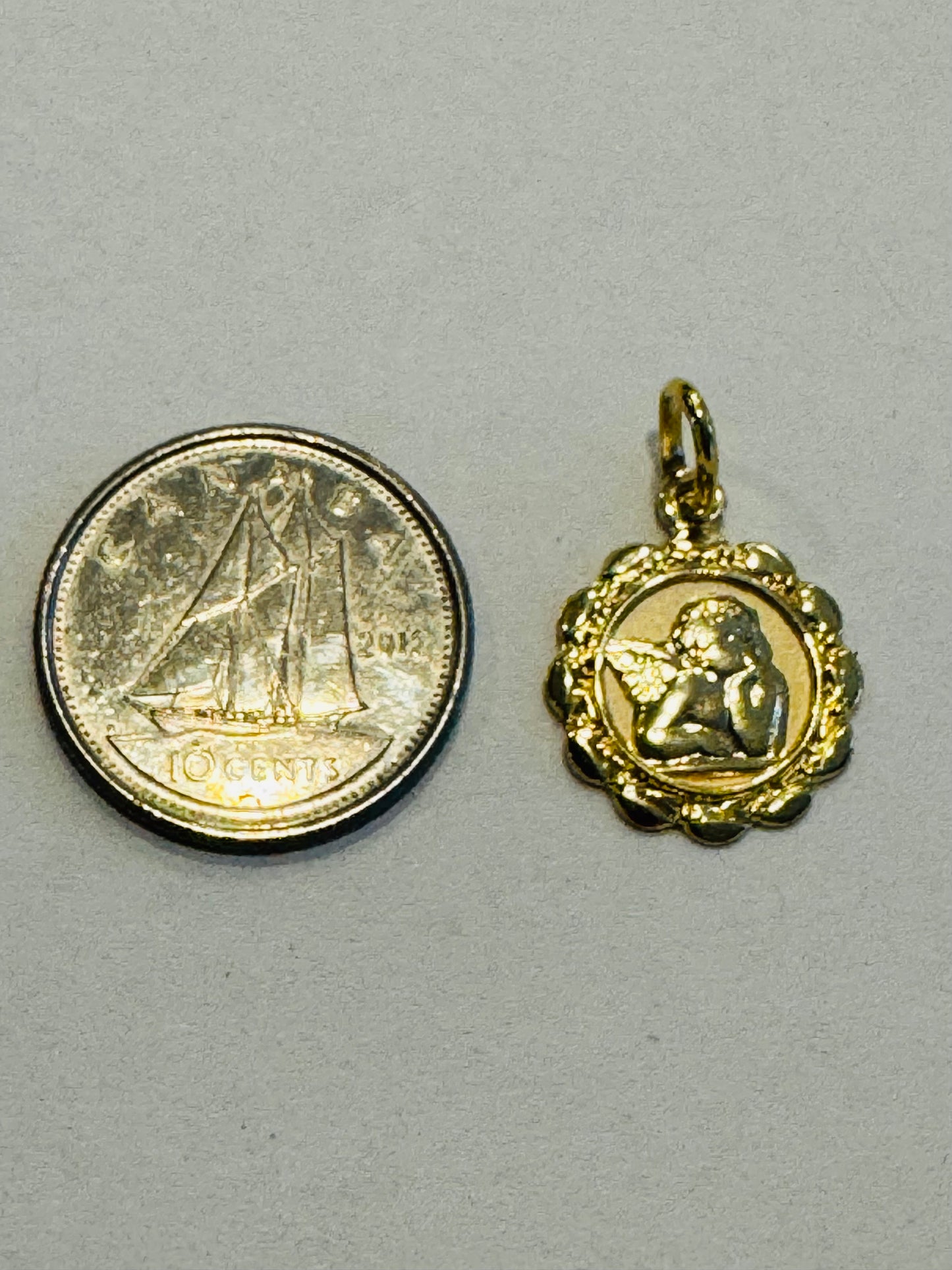 #430 pendentif médaillon ange en or 10k