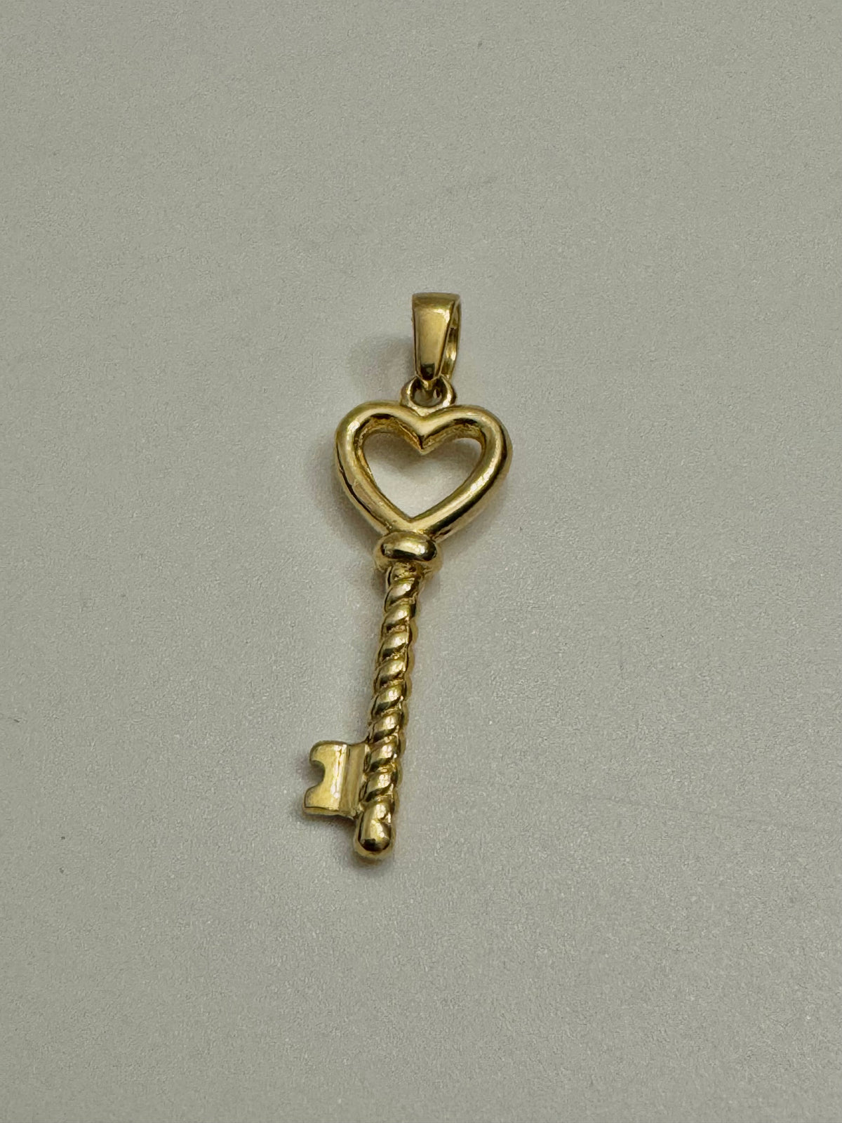 #403 pendentif clé Twister avec cœur en or 10k