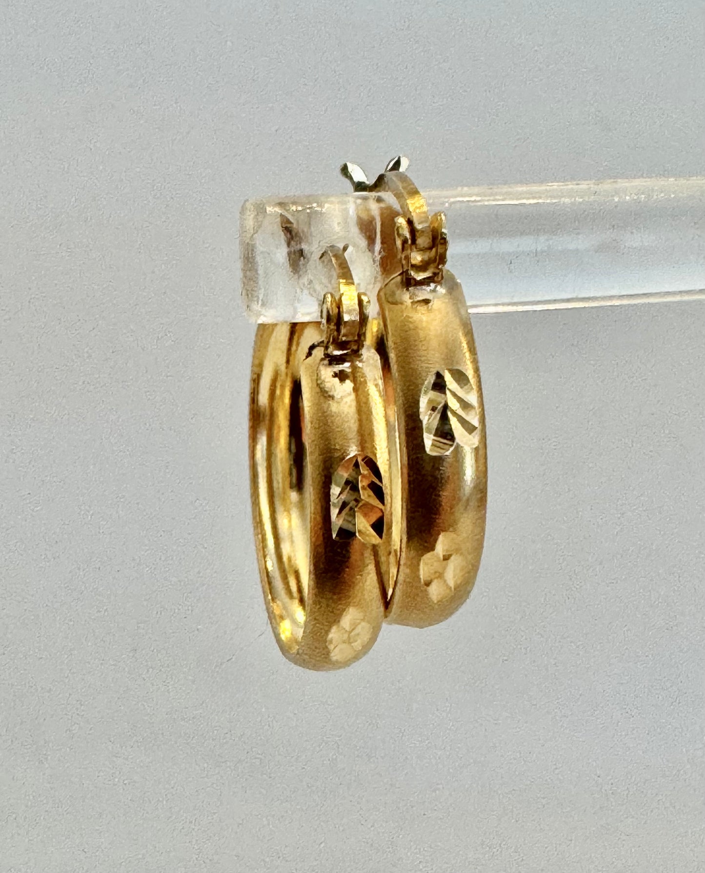 #325 boucles d’oreilles anneaux avec petites gravures en or 10k