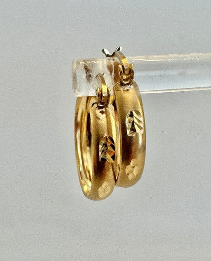 #325 boucles d’oreilles anneaux avec petites gravures en or 10k