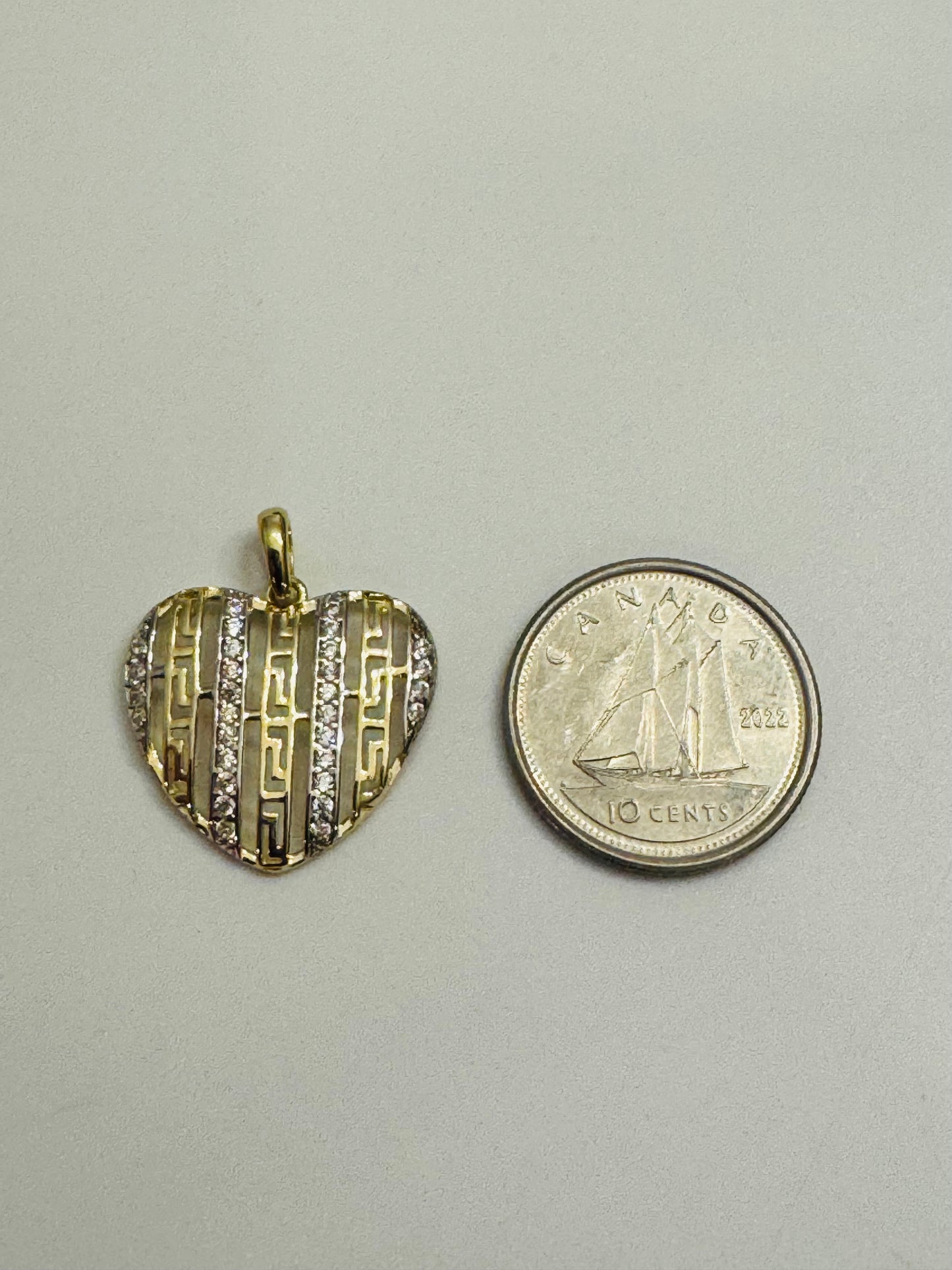 #448 pendentif cœur médusa avec zircon en or 10k