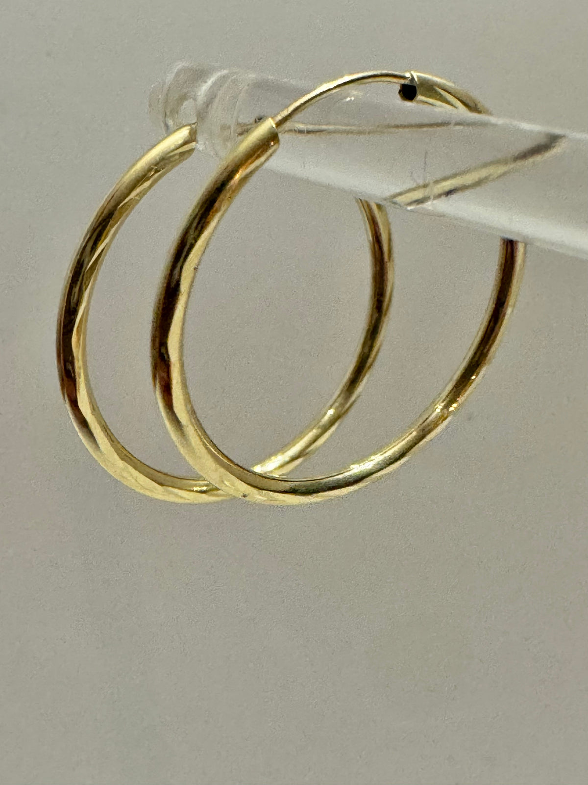 #318 boucles d’oreilles anneaux avec gravure fermoir intégré 1$ en or 10k