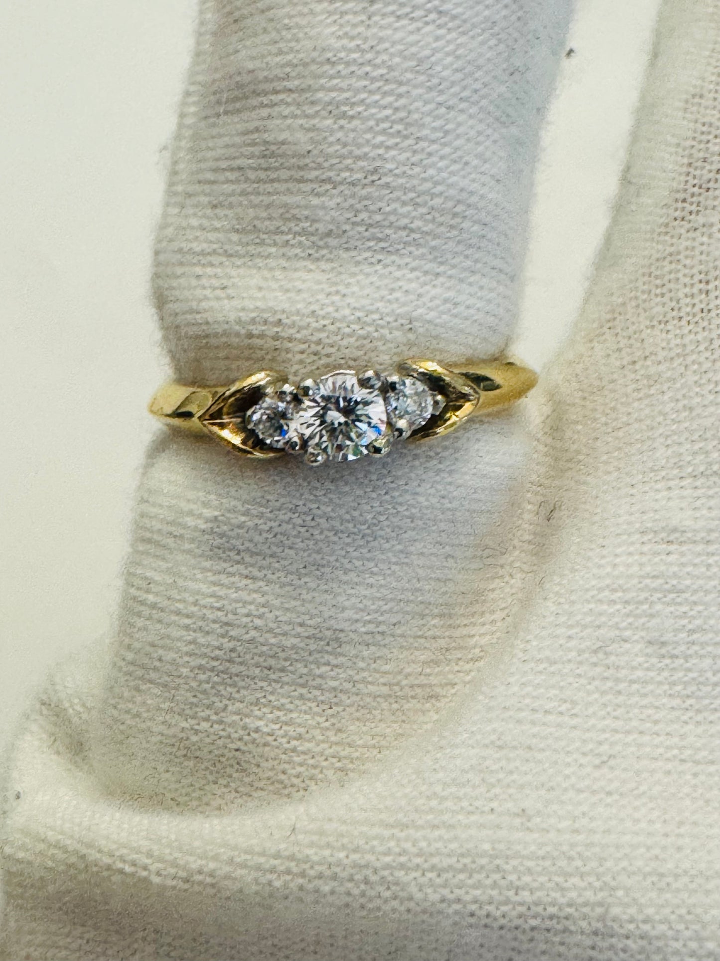 #206 bague trois zircon entourées d’or blanc anneau or jaune en or 10k
