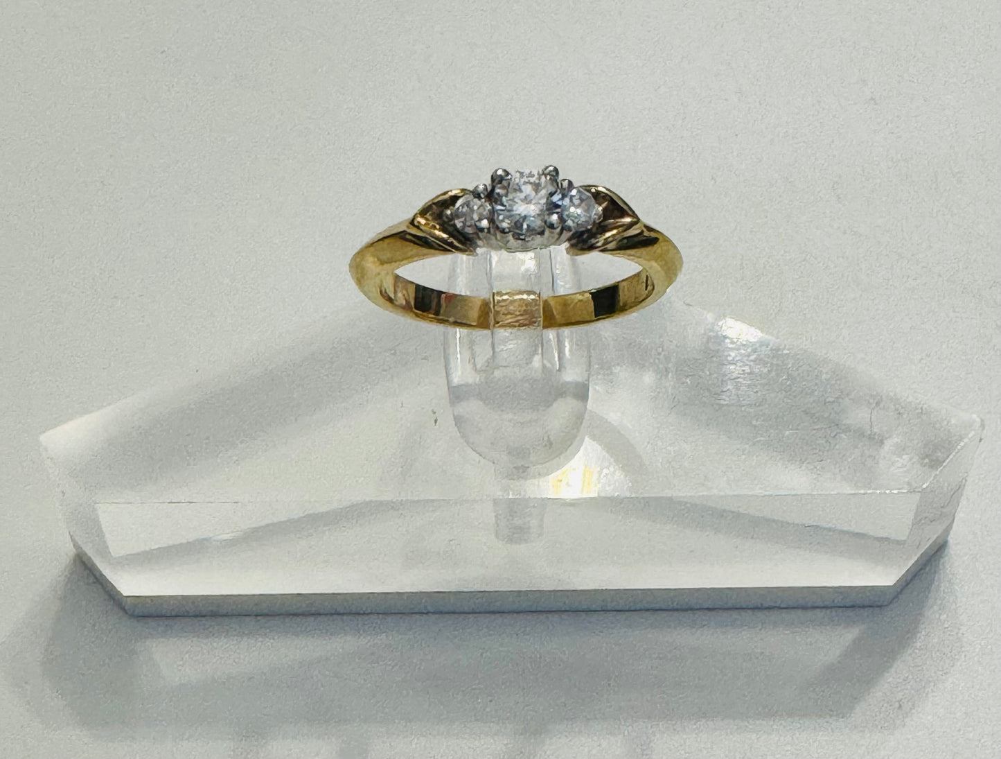 #206 bague trois zircon entourées d’or blanc anneau or jaune en or 10k