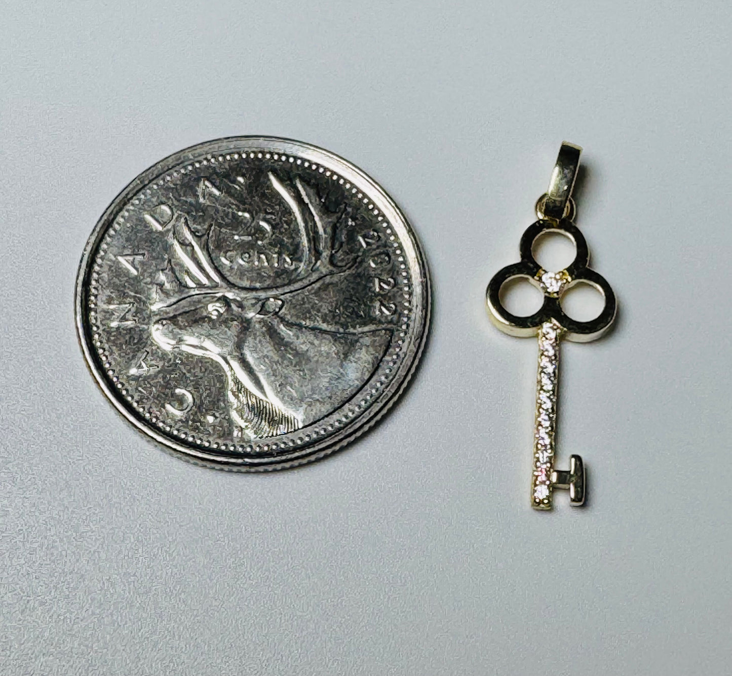 #464 pendentif clé tige en zircon en or 10k