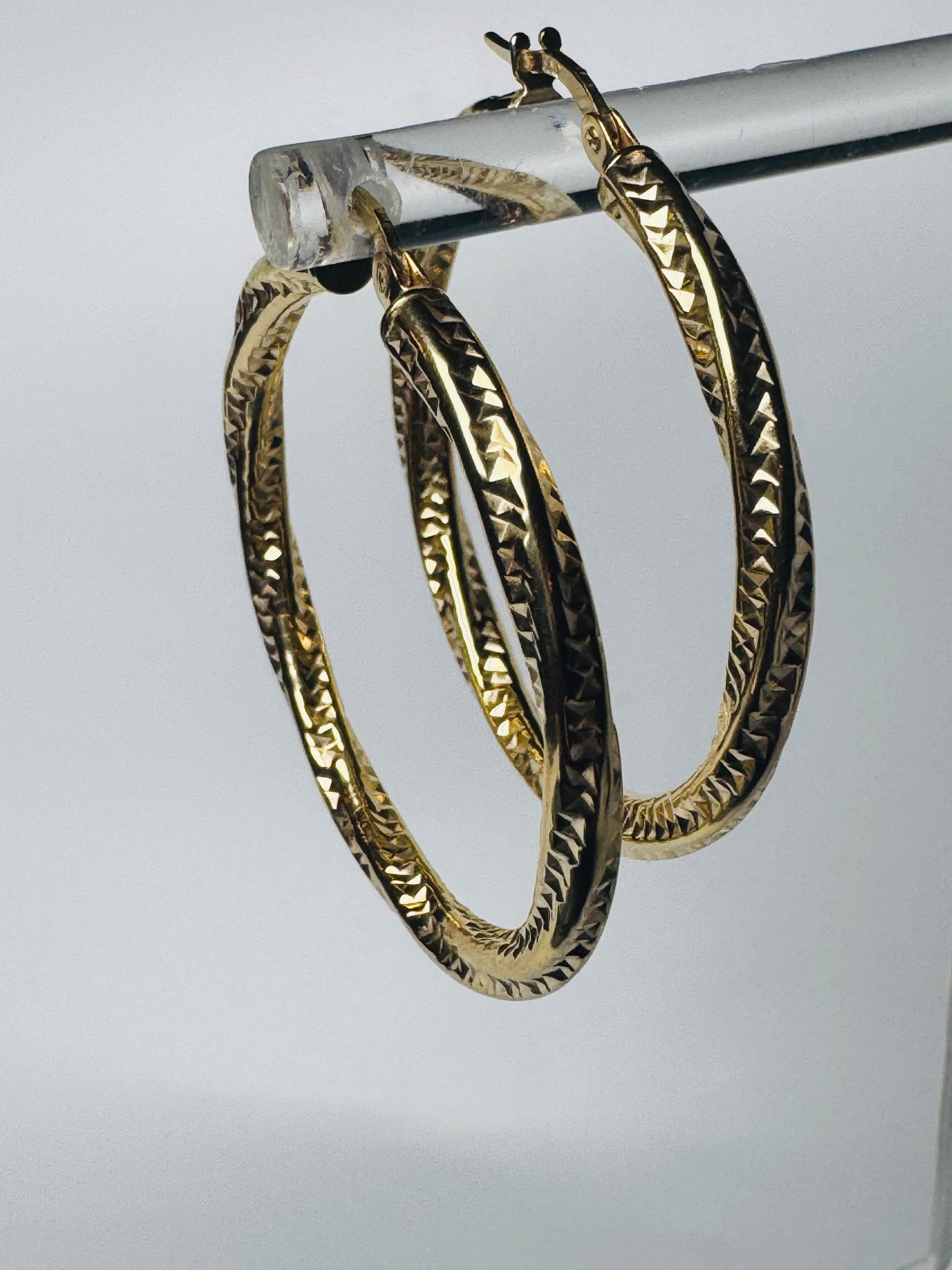 #340 boucles d’oreilles anneaux ondulées avec gravures en or 10k ...