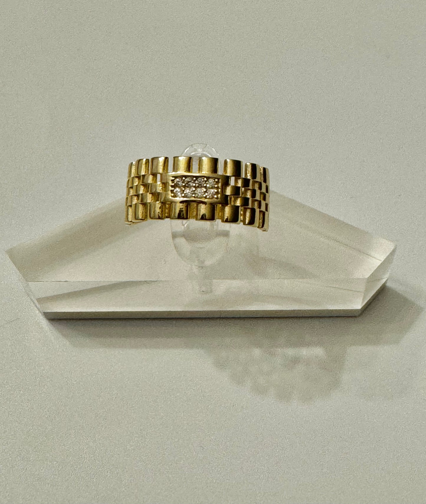 Anillo de oro cuadrado con circonitas.