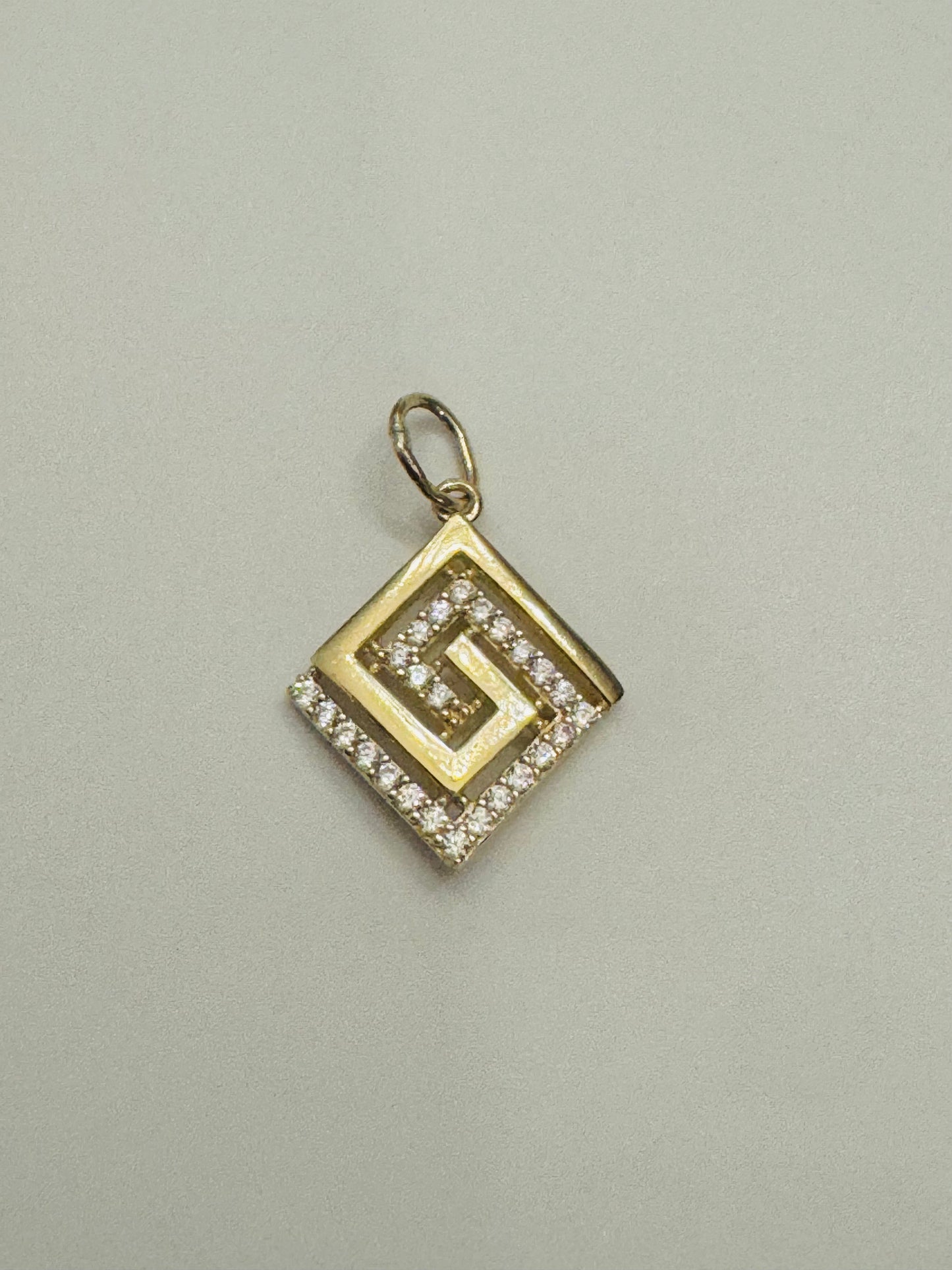 #430 losange médusa avec zircon en or 10k￼