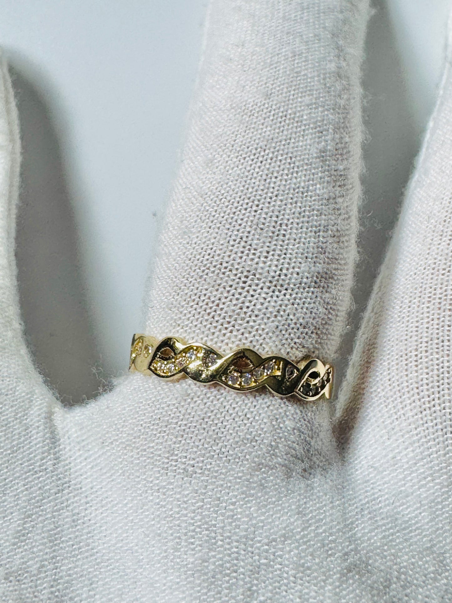 #220 bague entrelacée avec zircon en or 10K