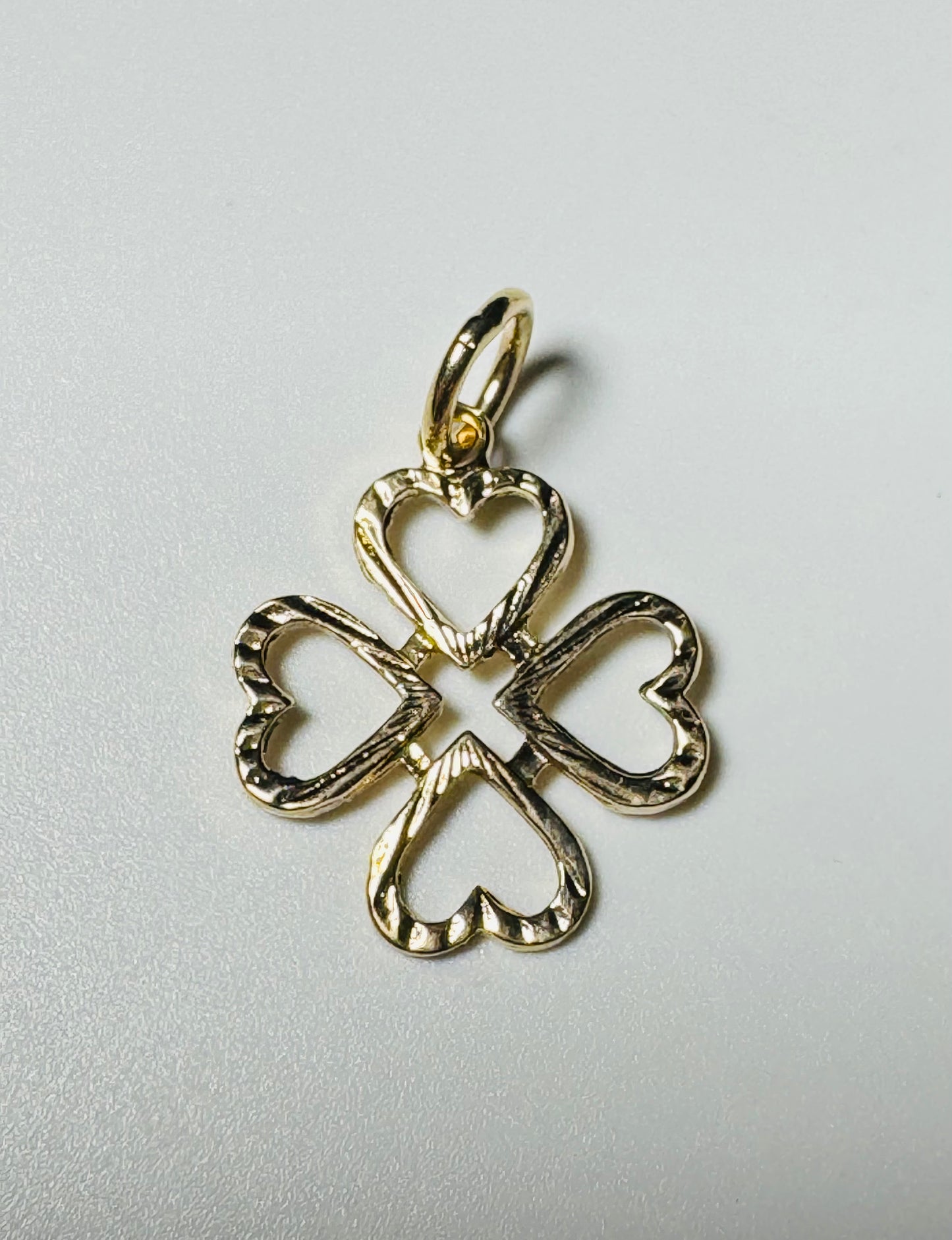 #452 pendentif trèfle avec gravure en or 10k