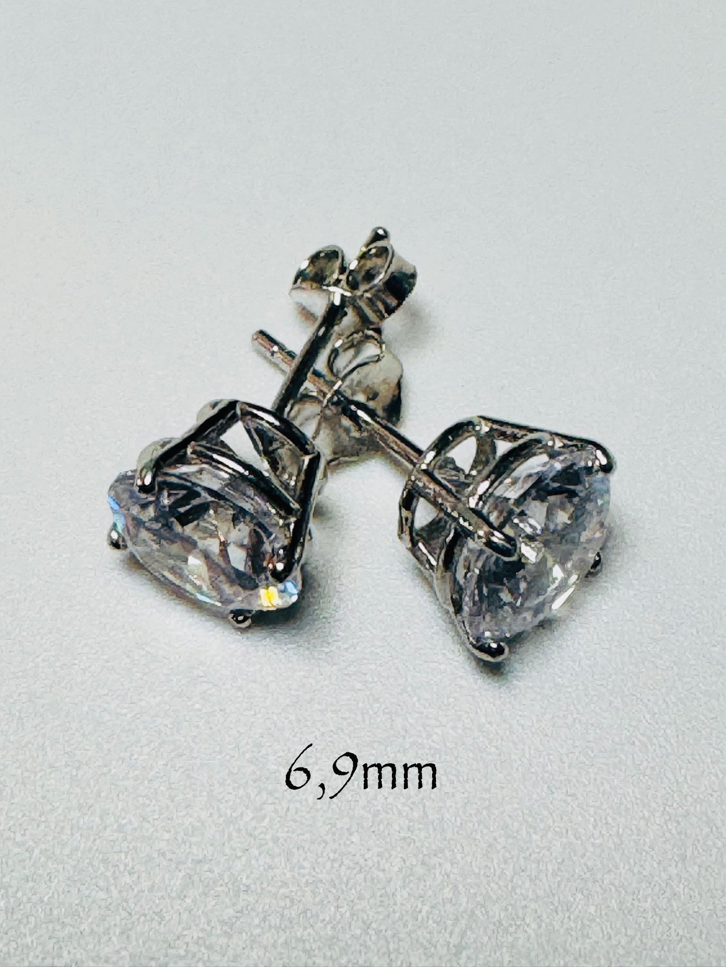 Boucles d’oreilles avec tige zircon blanc rond 6,9 mm en or blanc 10 carats