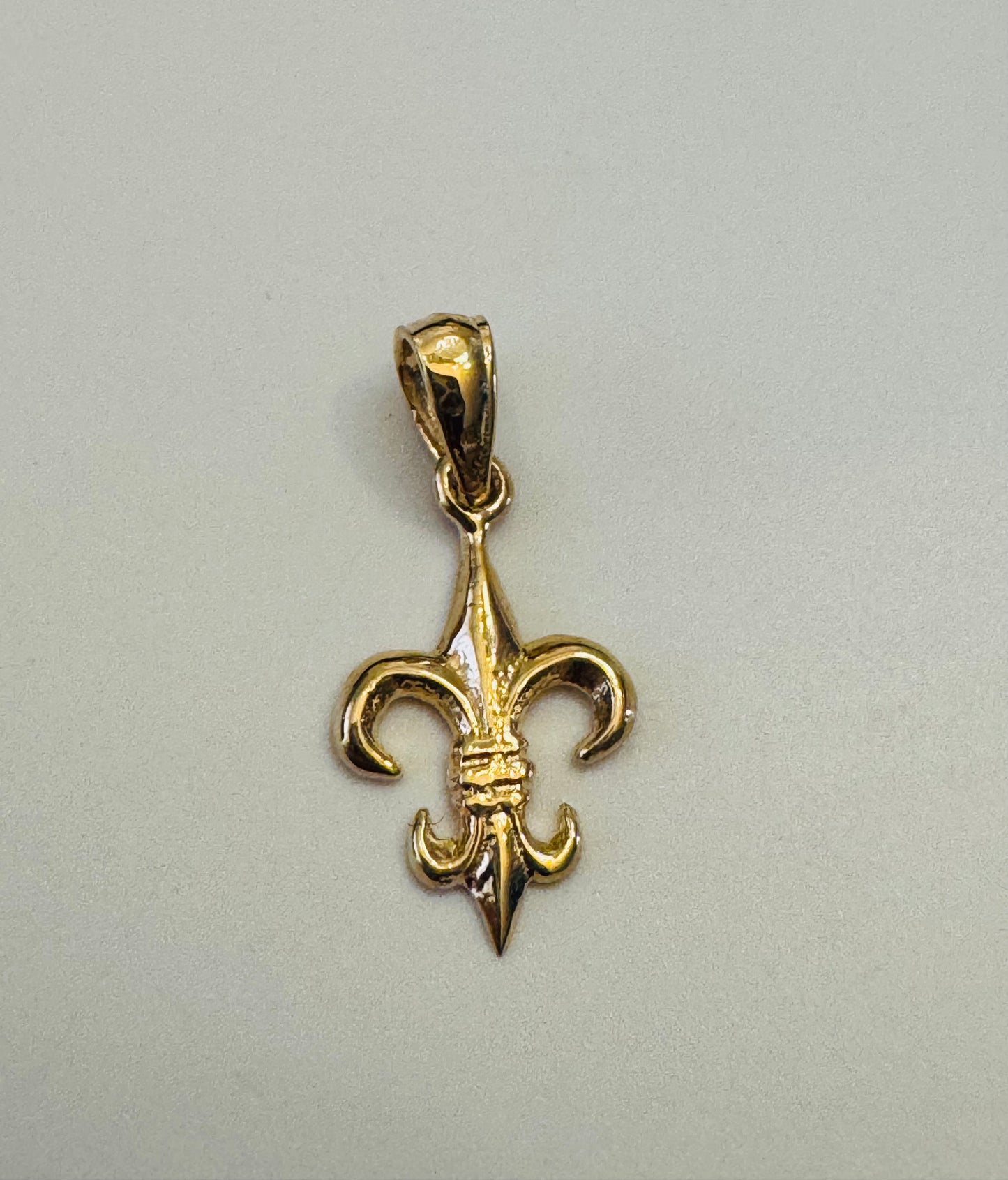 #447 Pendentif fleur de lys en or 10 carats