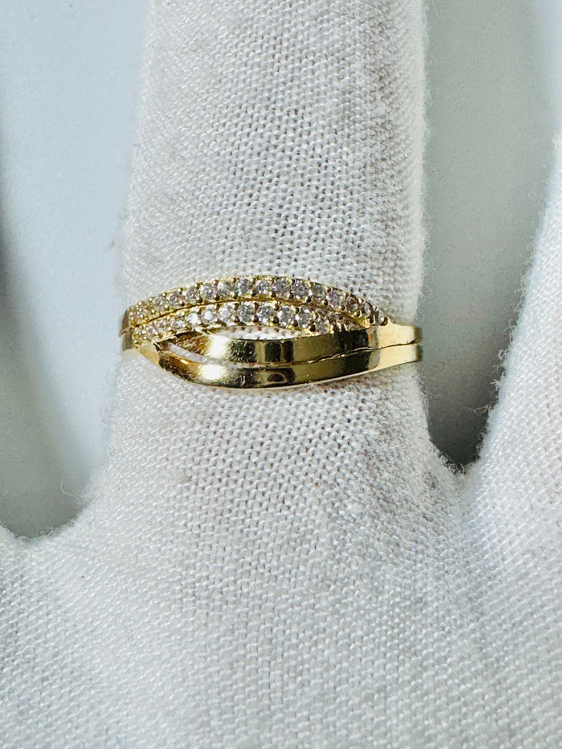 Bague entrelacée zircon 10K – portée