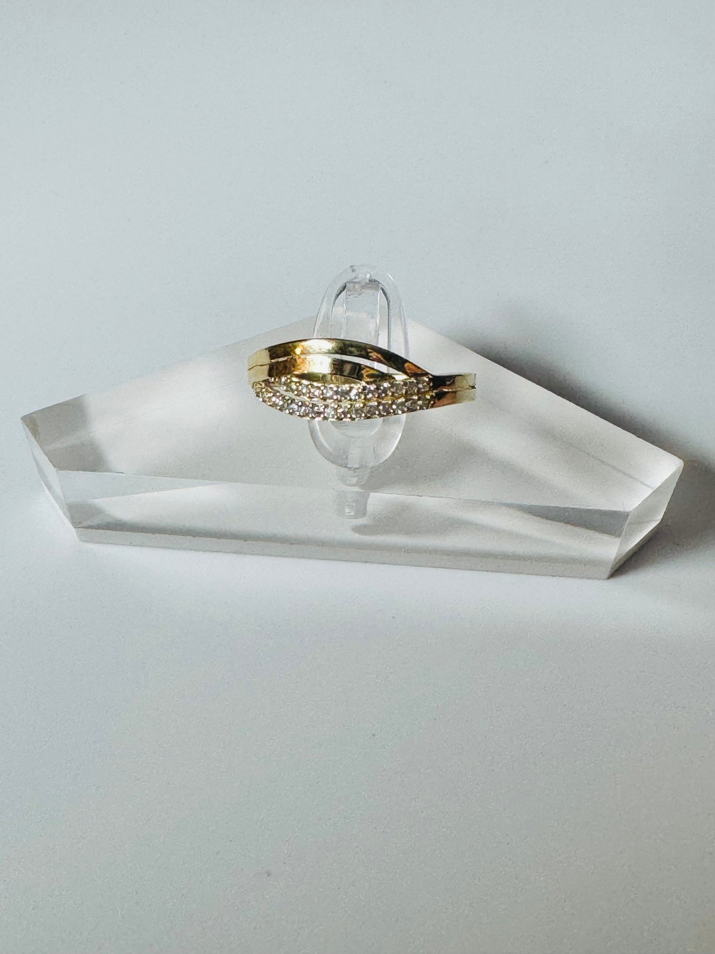 Bague entrelacée en or 10K avec zircon – Vue de face