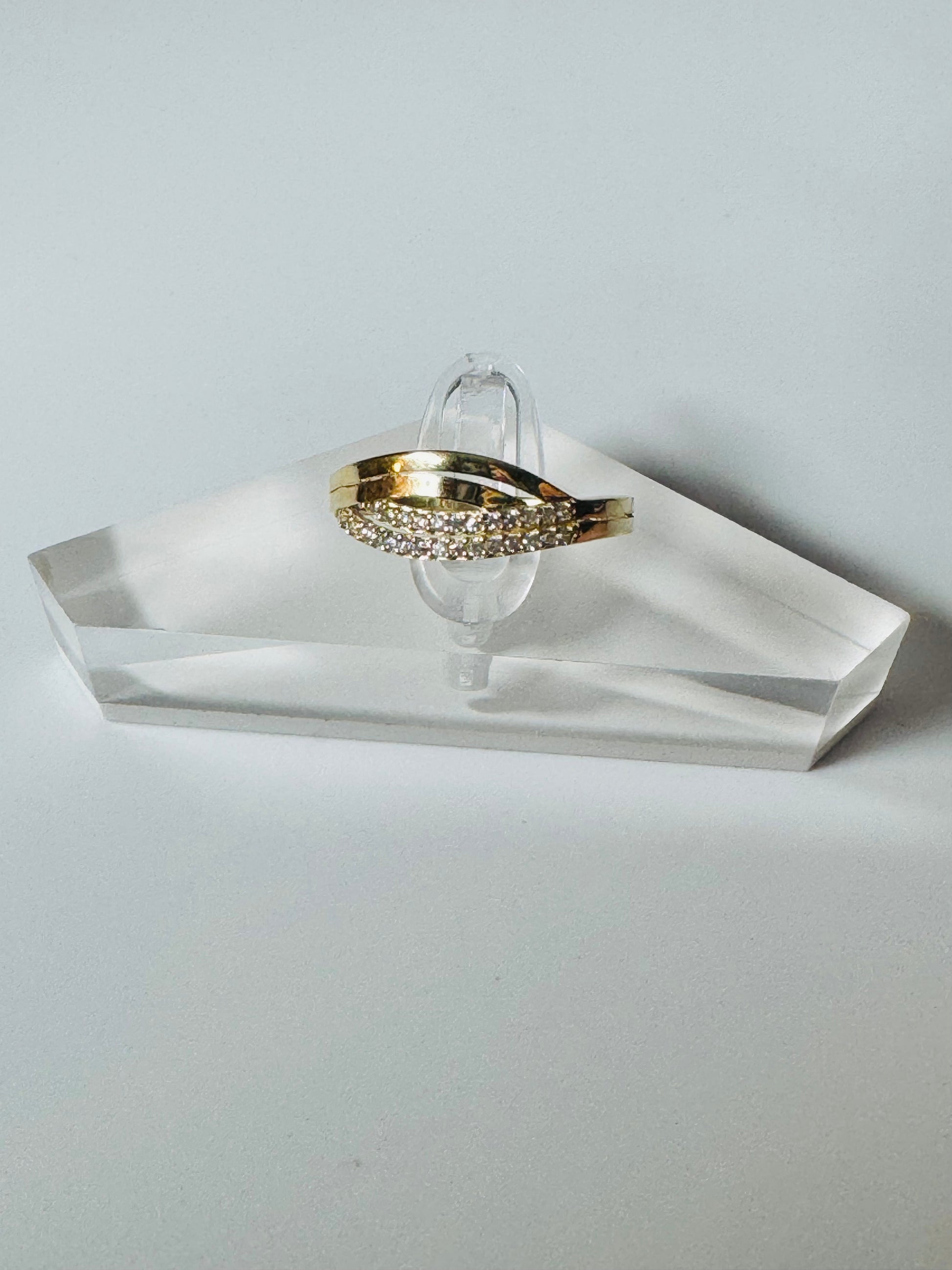 Bague entrelacée en or 10K avec zircon – Vue de face