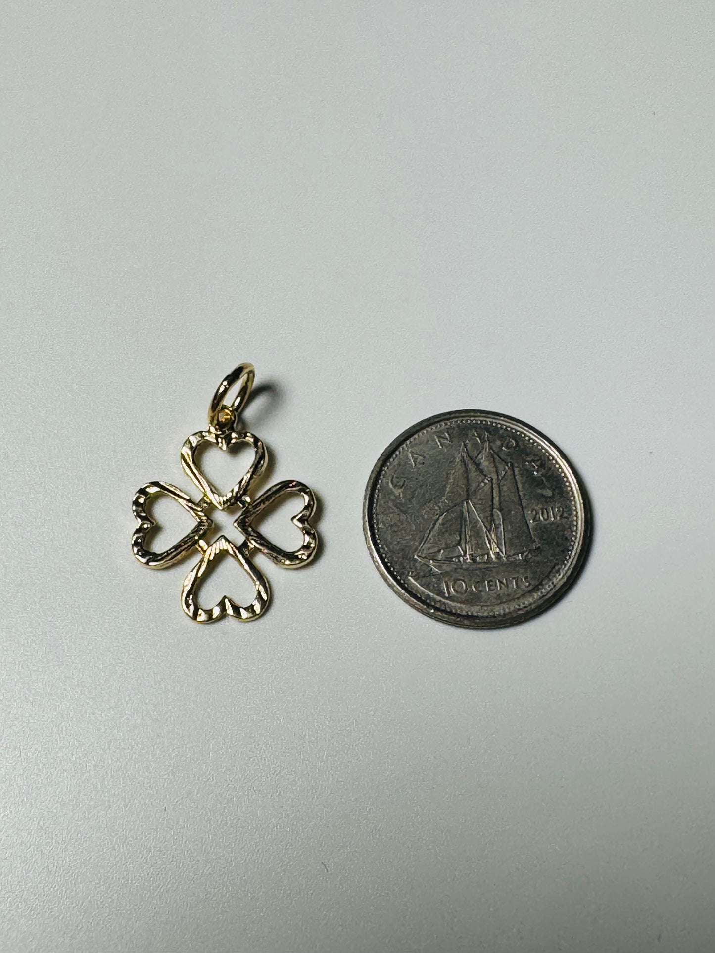 #452 pendentif trèfle avec gravure en or 10k