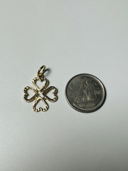 #452 pendentif trèfle avec gravure en or 10k