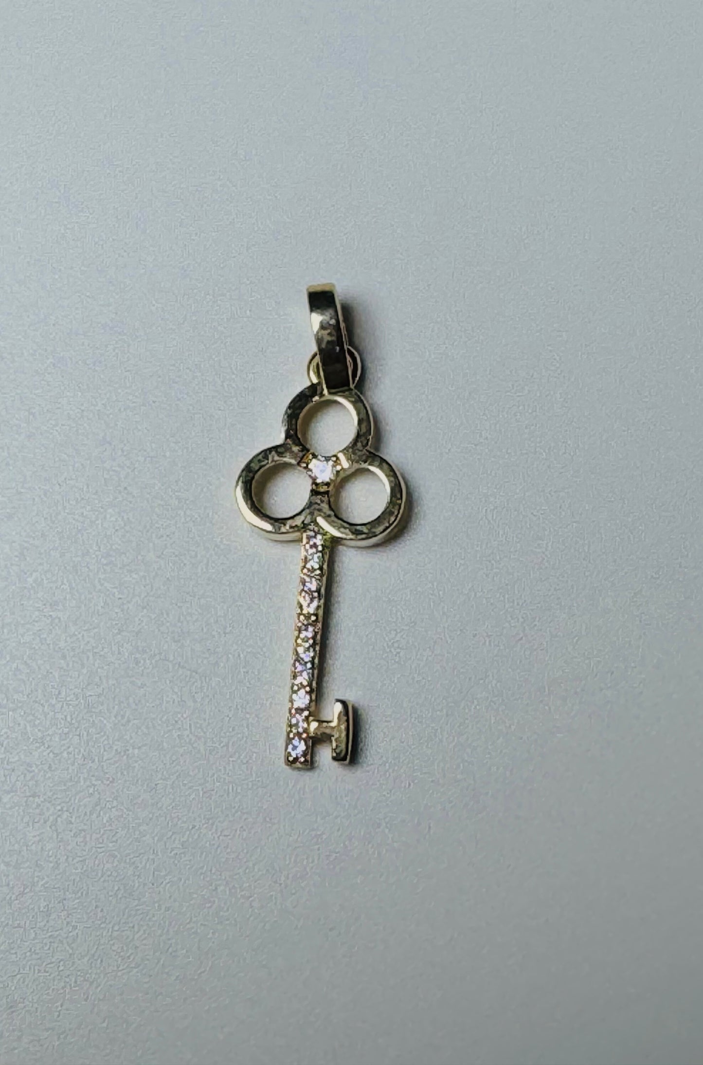 #464 pendentif clé tige en zircon en or 10k