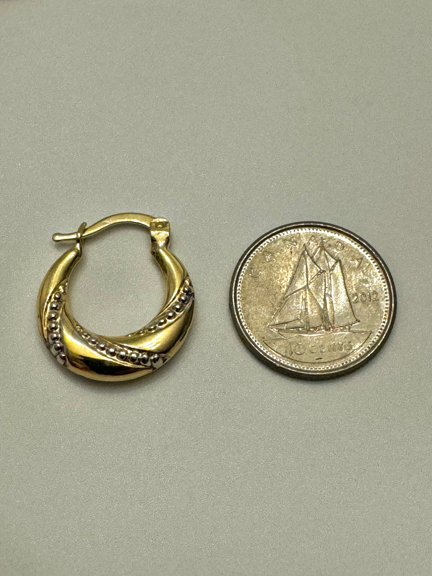 Flat gold earrings with two-tone engraving