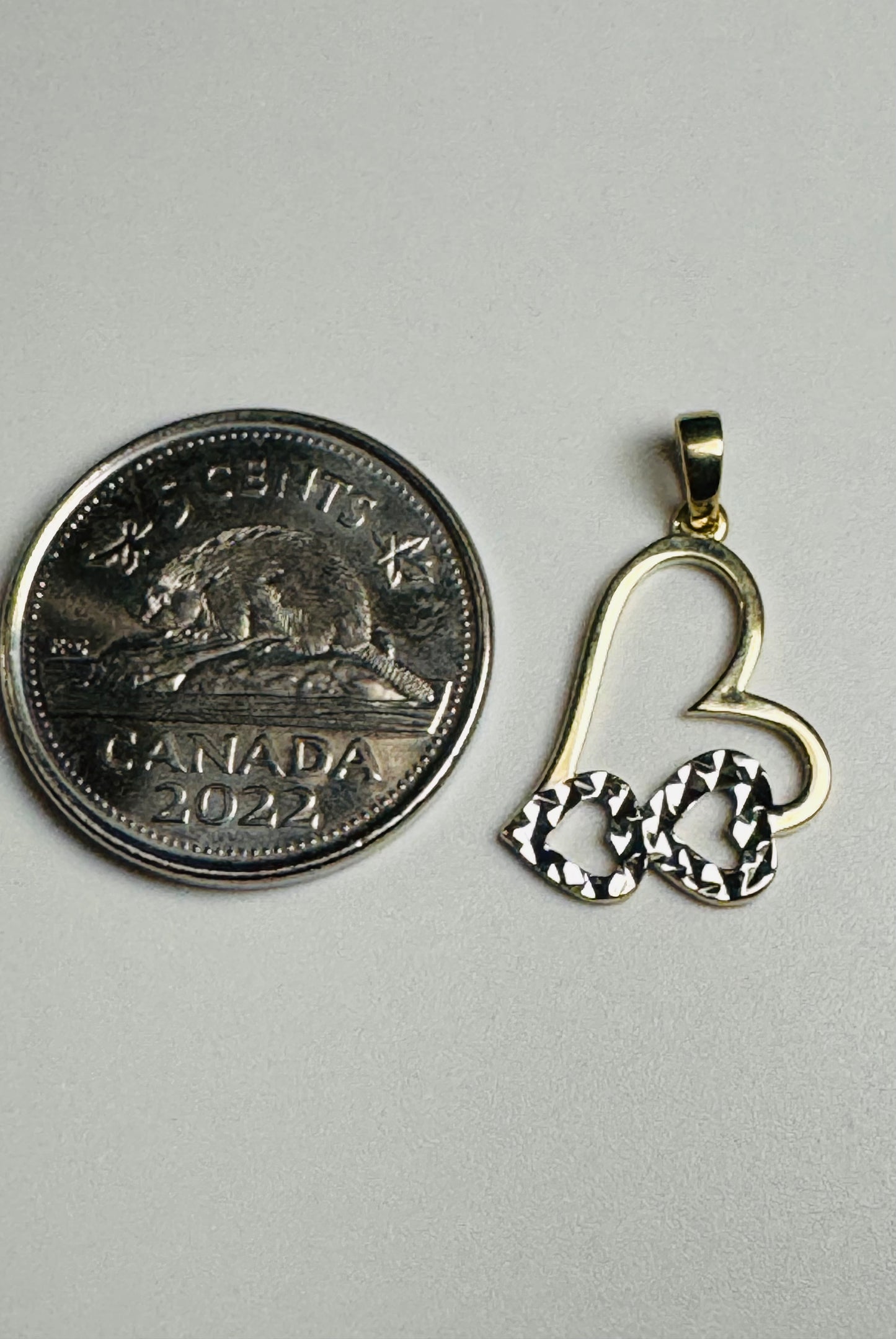 Pendentif cœur avec double cœur en or blanc 10 carats coupe diamantée