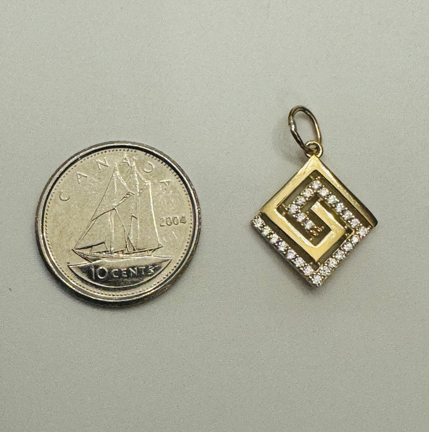 #430 losange médusa avec zircon en or 10k￼