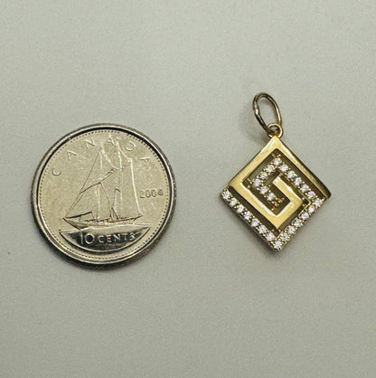 #430 losange médusa avec zircon en or 10k￼