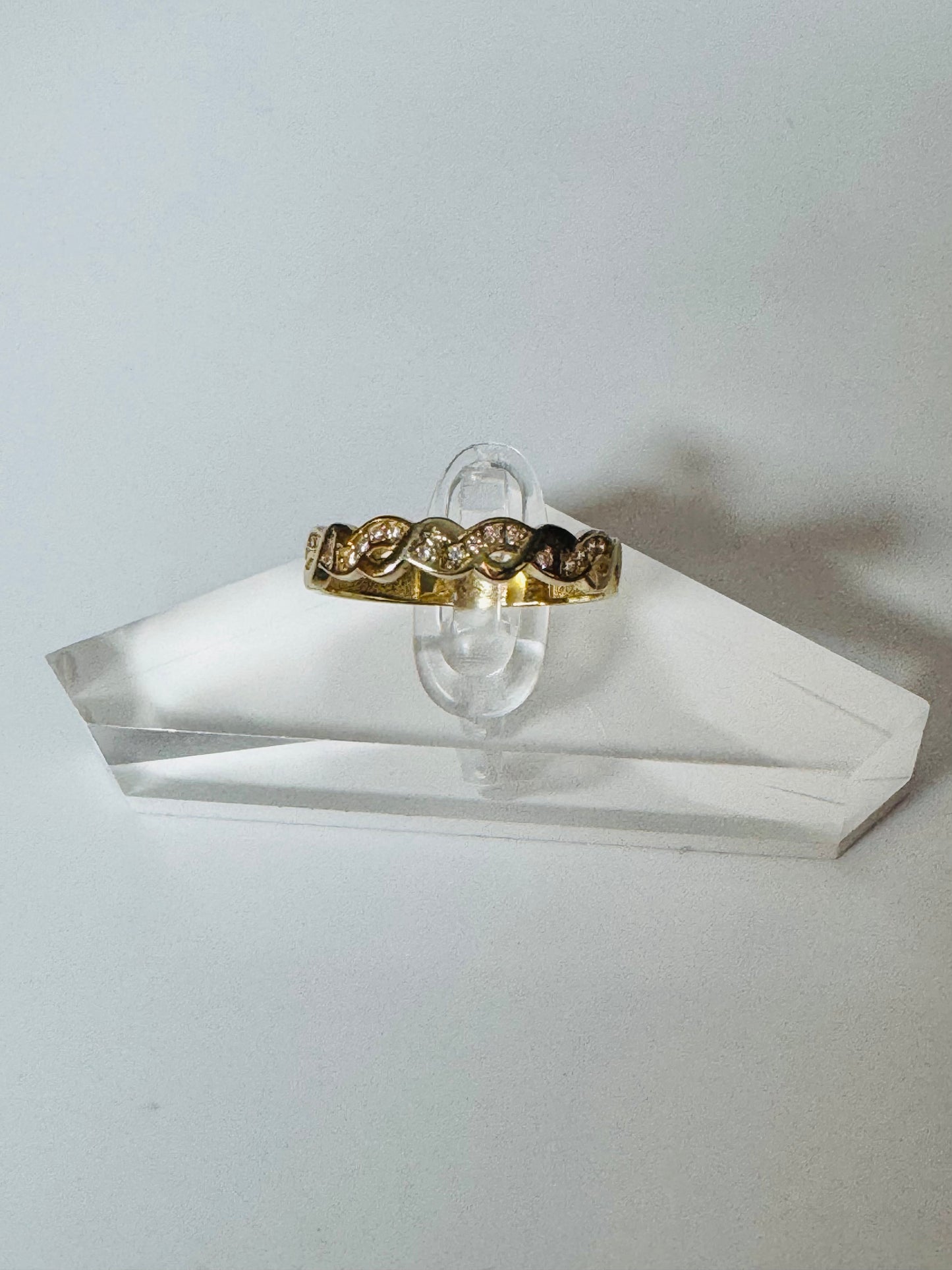 #220 bague entrelacée avec zircon en or 10K