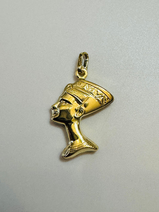 #445 Pendentif tête de Nefertiti en or jaune 10 carats