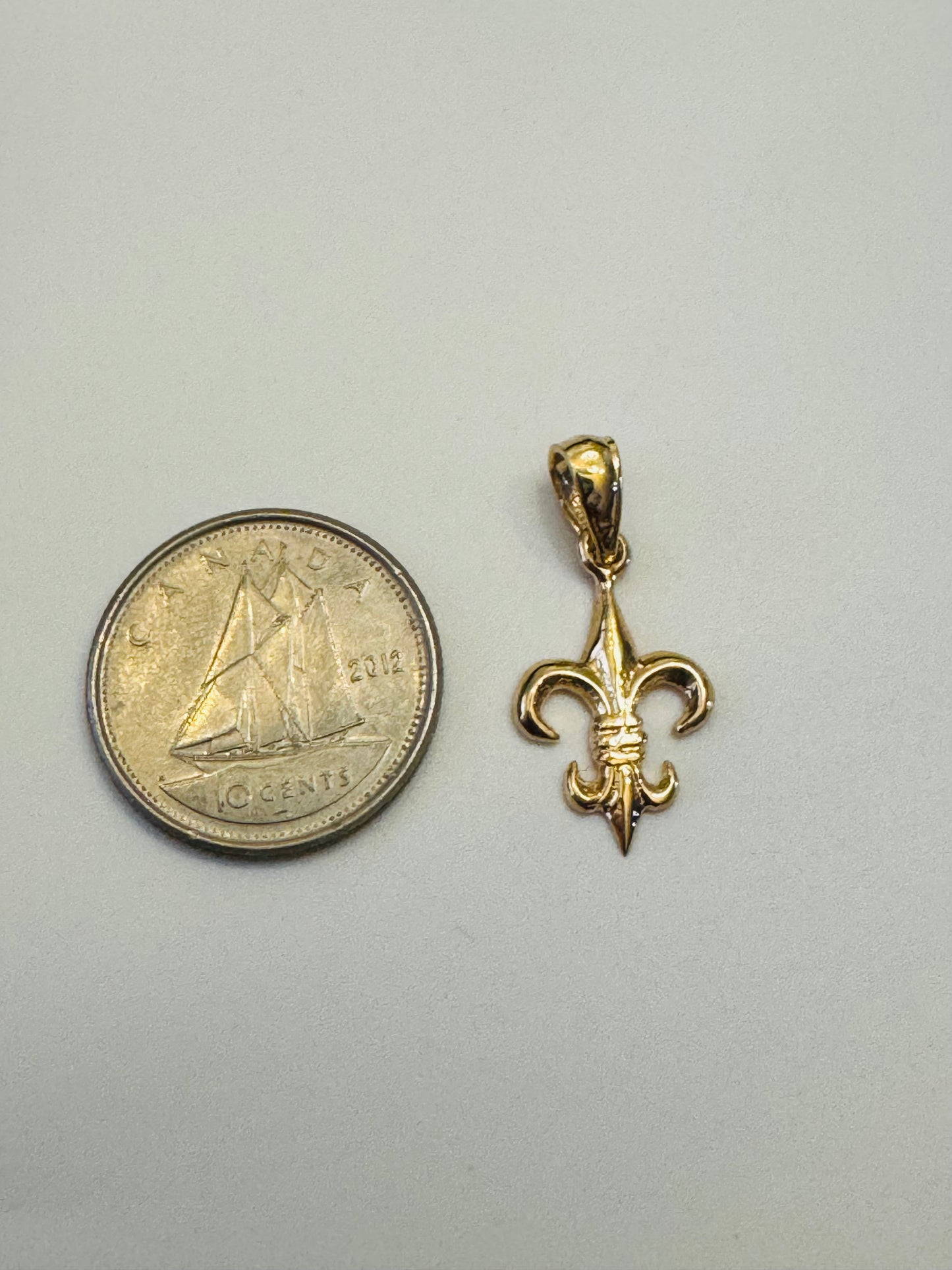 #447 Pendentif fleur de lys en or 10 carats