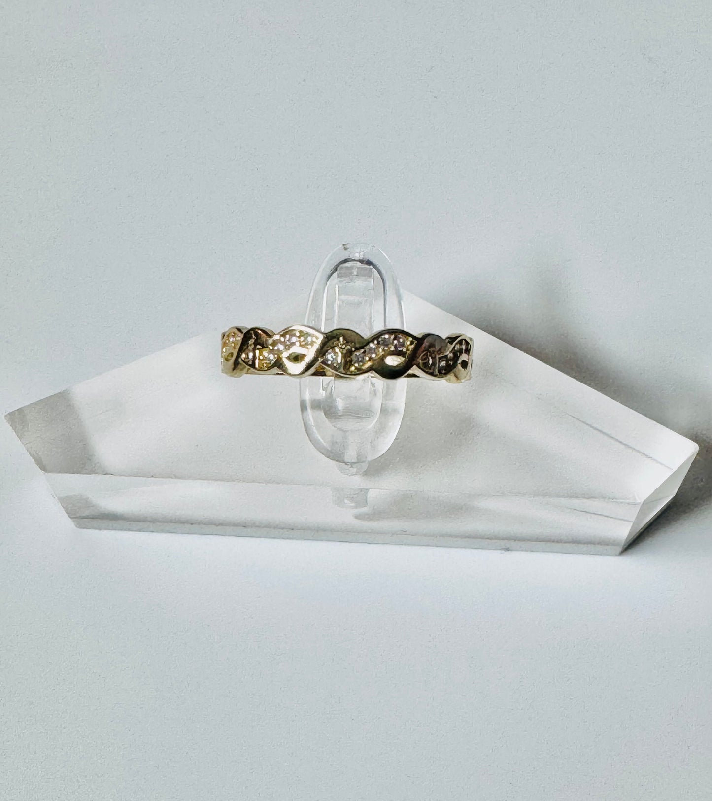 #220 bague entrelacée avec zircon en or 10K